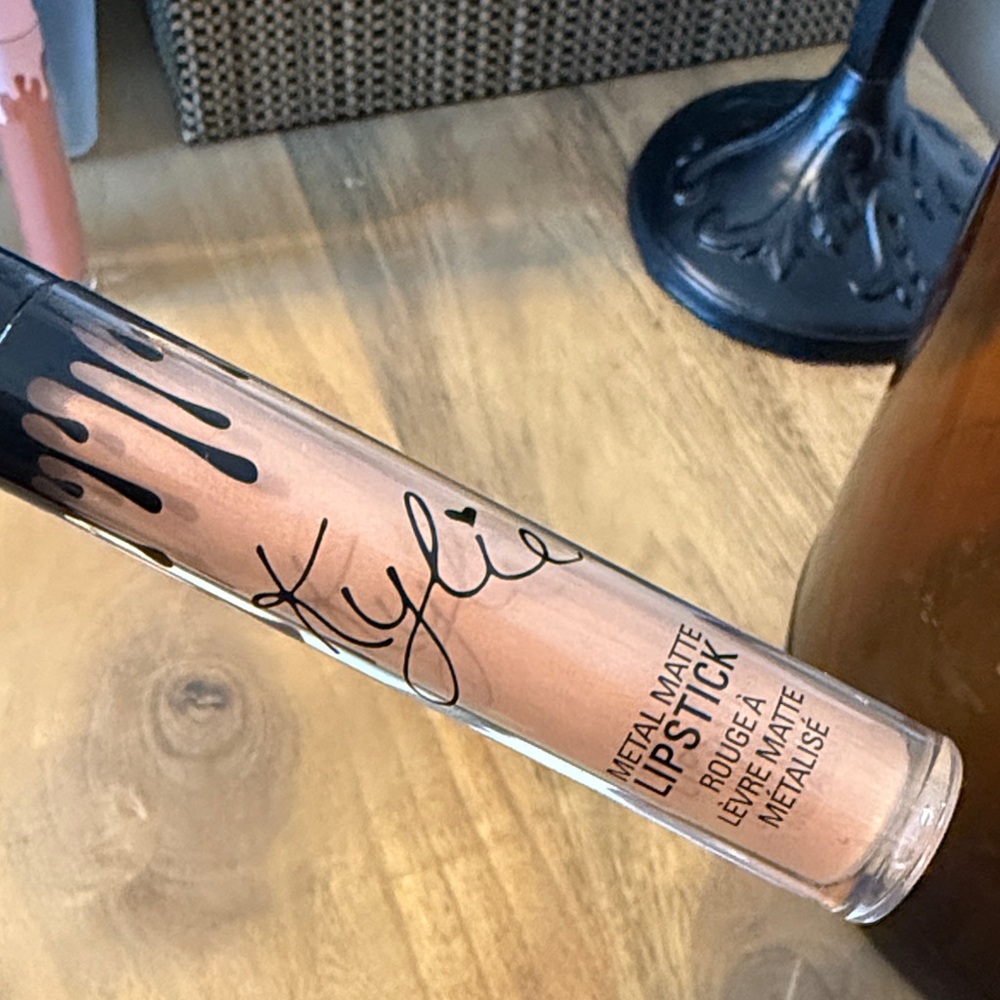 Kylie Cosmetics Metal Matte Lipstick - in HEIR - Picture 2 of 3